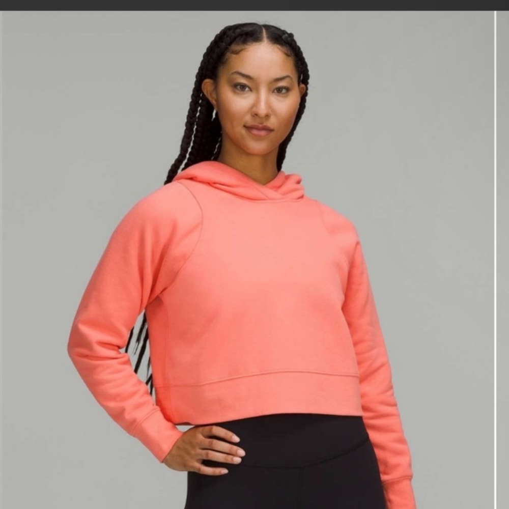 Lululemon Loungeful Cropped in Raspberry cream/apricot
Hoodie